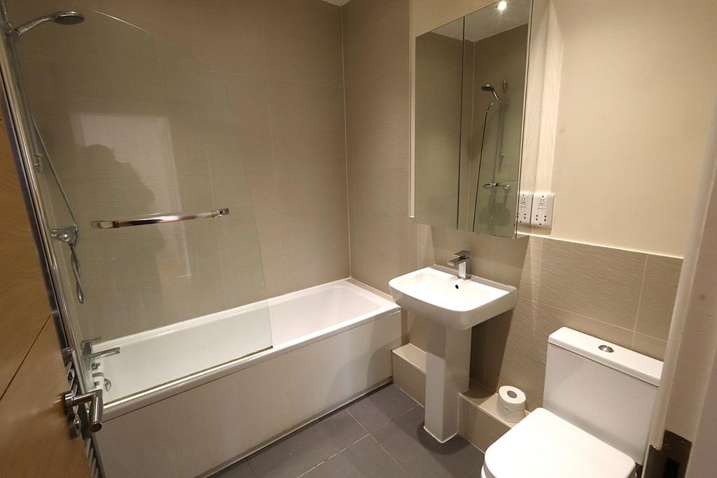Property photo 3 of 9 Bathroom