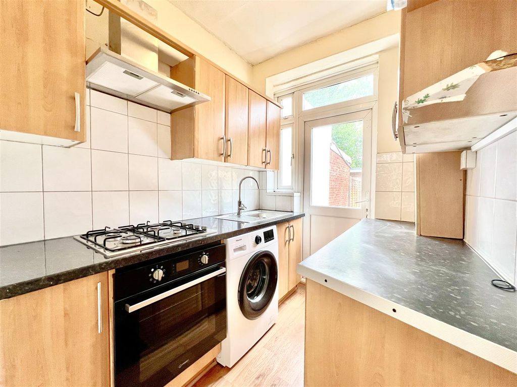 Property photo 1 of 7 Kitchen