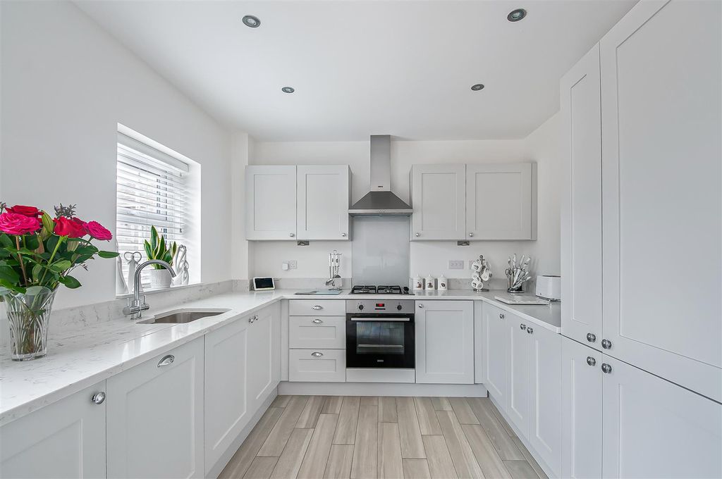 Property photo 2 of 29 21 Harrison Croft-2.Jpg
