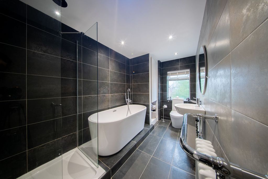 Property photo 3 of 8 Bathroom