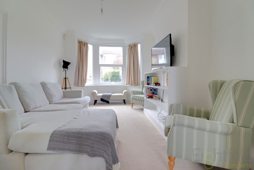 Property photo 1 of 21 Living Room