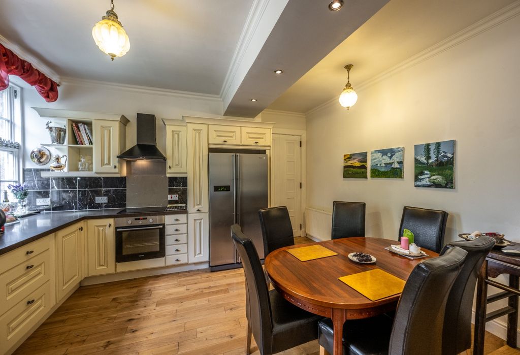 Property photo 2 of 40 c3c4Aa8E-6E21-40B1-B736-8598Eb17c085