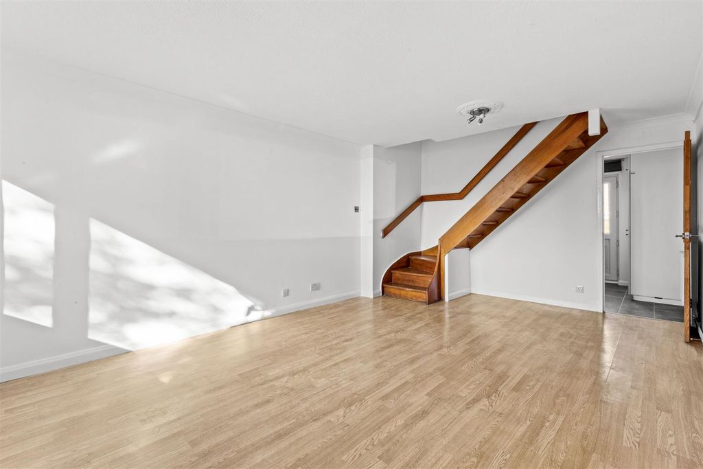 Property photo 2 of 11 16 Ditchingham Close, Hp19 7Sa (Low Res)-4.Jpg