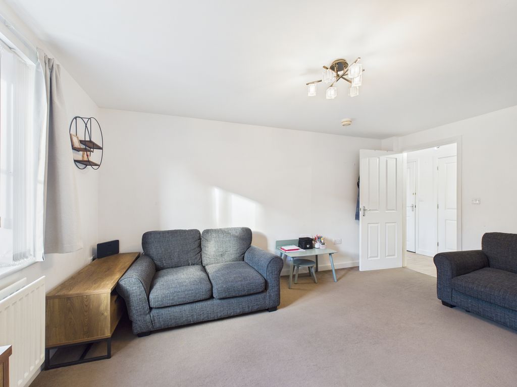 Property photo 3 of 11 Lounge