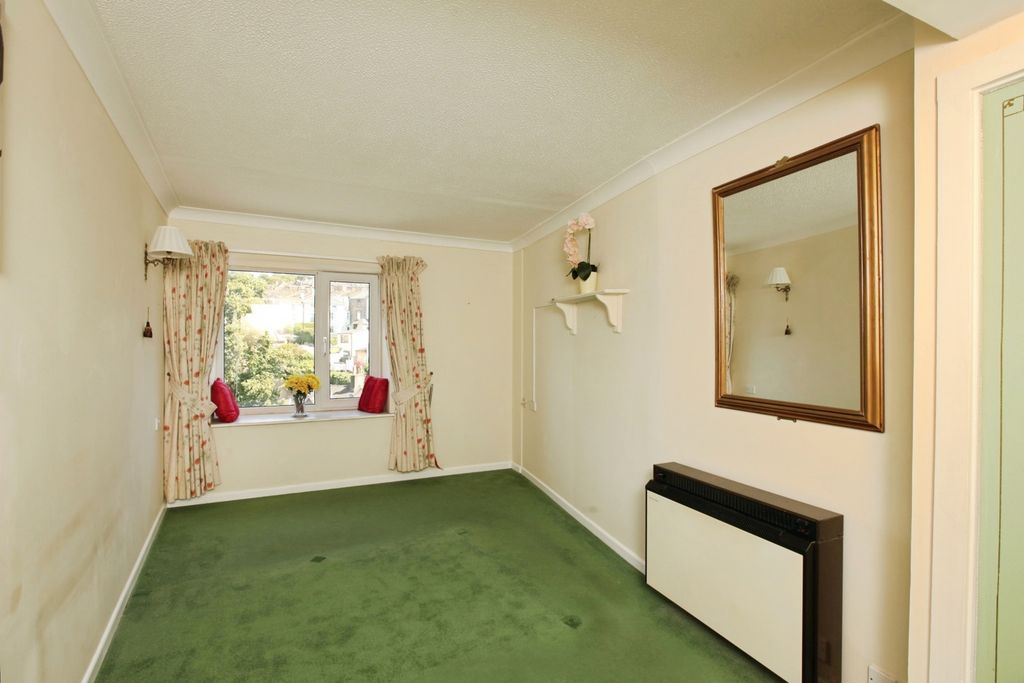 Property photo 3 of 12 Lounge