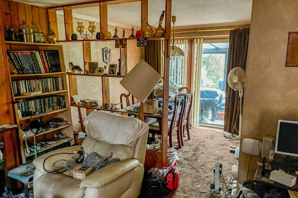 Property photo 3 of 11 2 St Georges Close, Badshot Lea, Farnham, Gu9 9Lz