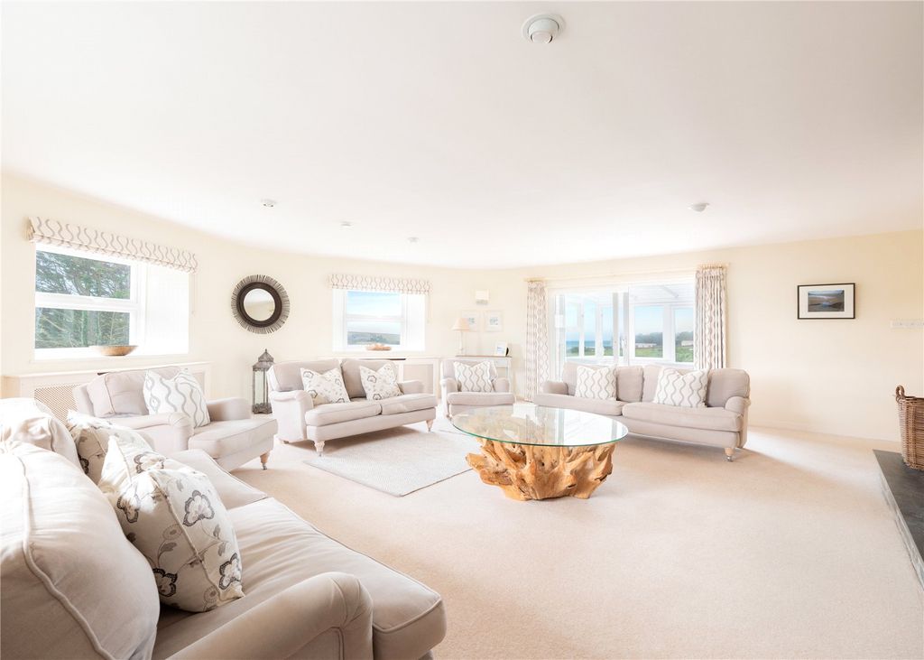 Property photo 3 of 28 Sitting Room