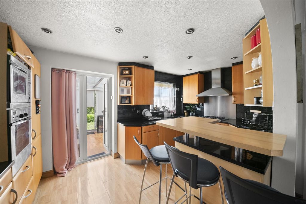 Property photo 3 of 17 4