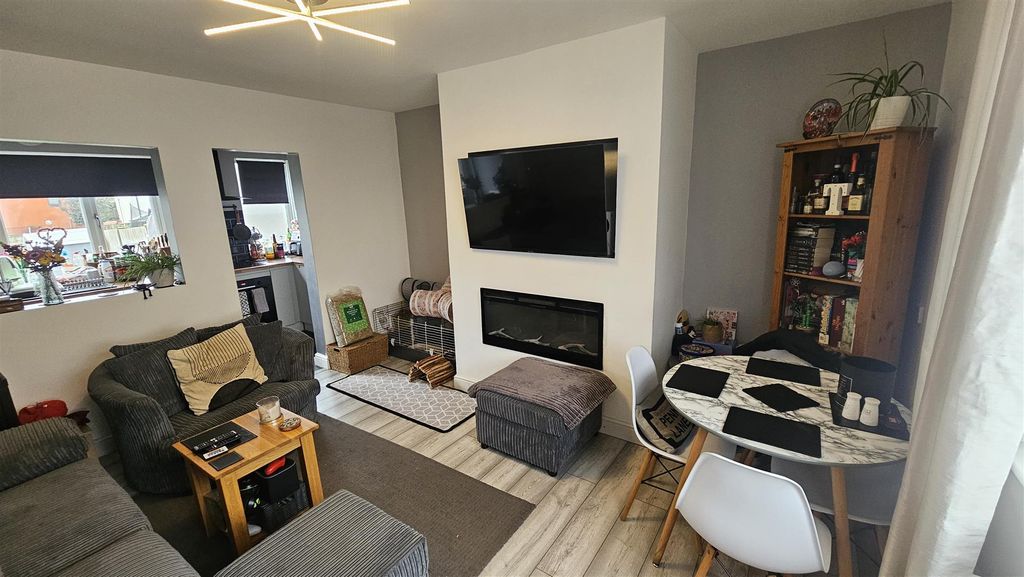 Property photo 3 of 14 Lounge