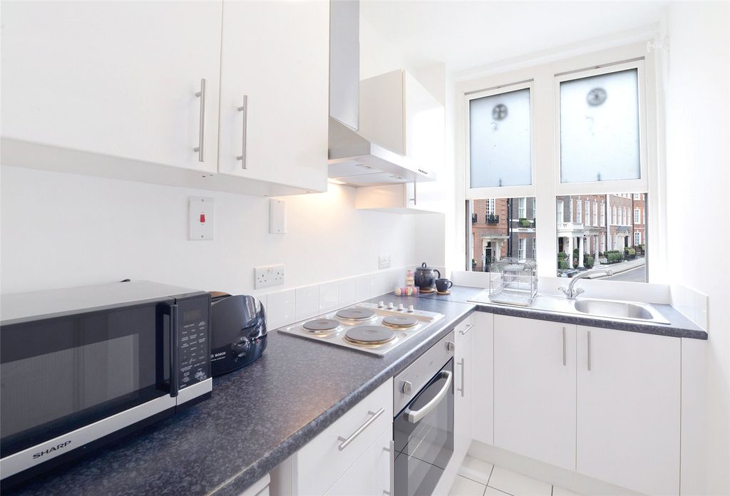 Property photo 3 of 12 Kitchen