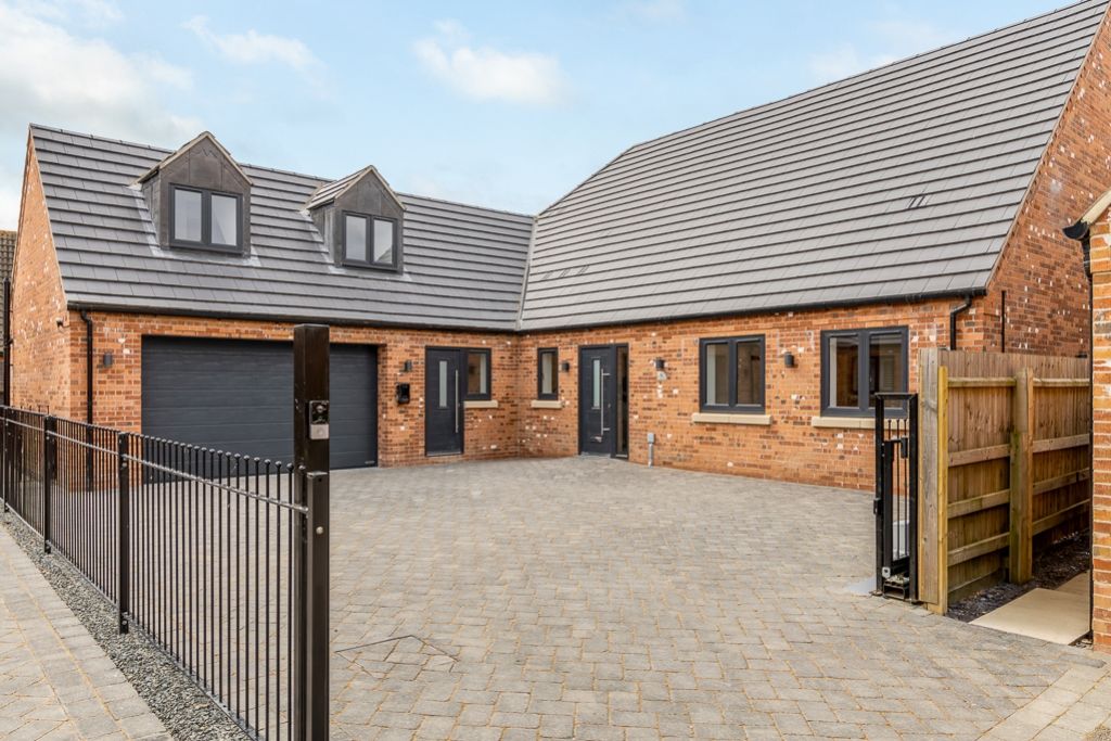 Property photo 1 of 47 6 Bowlers Court (North Hykeham)-6