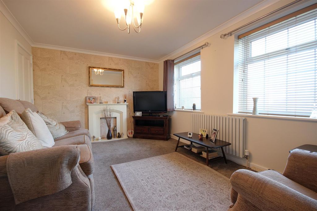 Property photo 2 of 12 Lounge