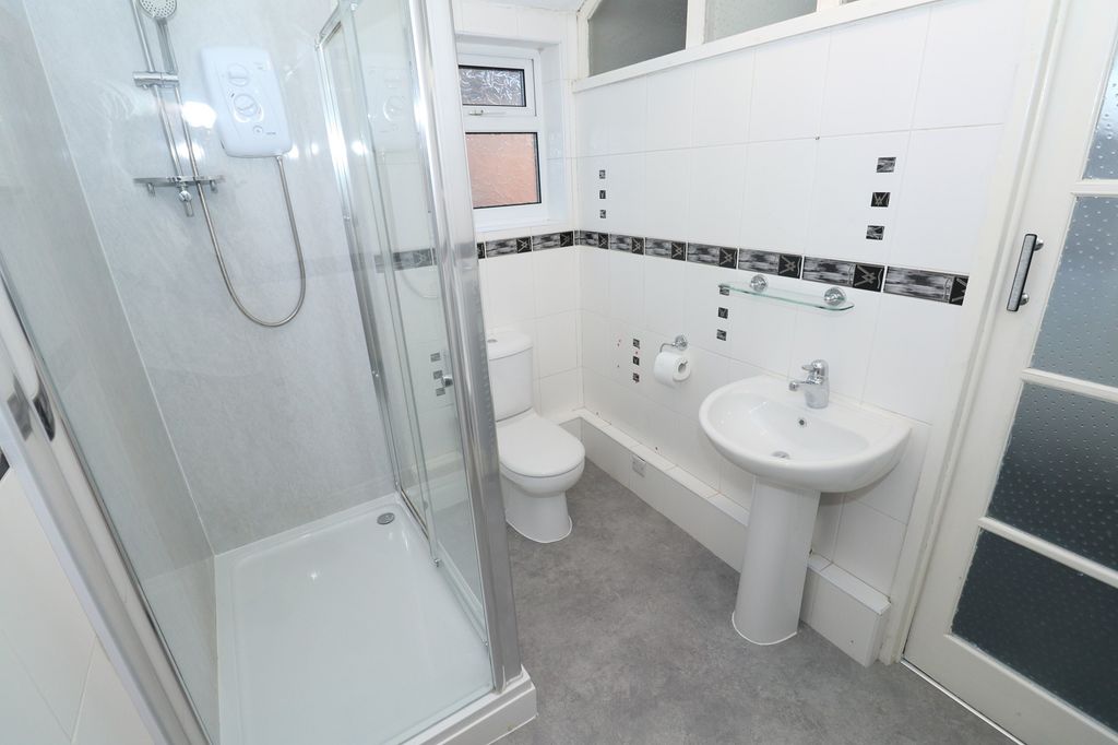 Property photo 3 of 10 Bathroom