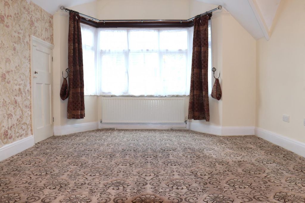 Property photo 2 of 13 4 Bedroom Semi Detached House