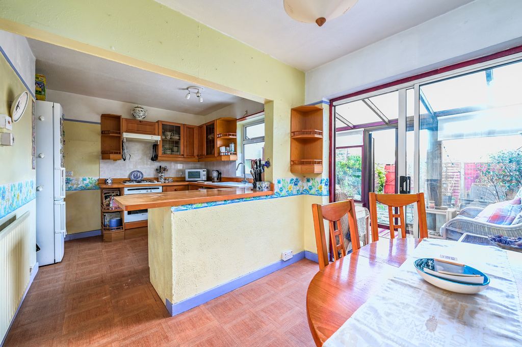 Property photo 3 of 9 32 Rother Rd (8)