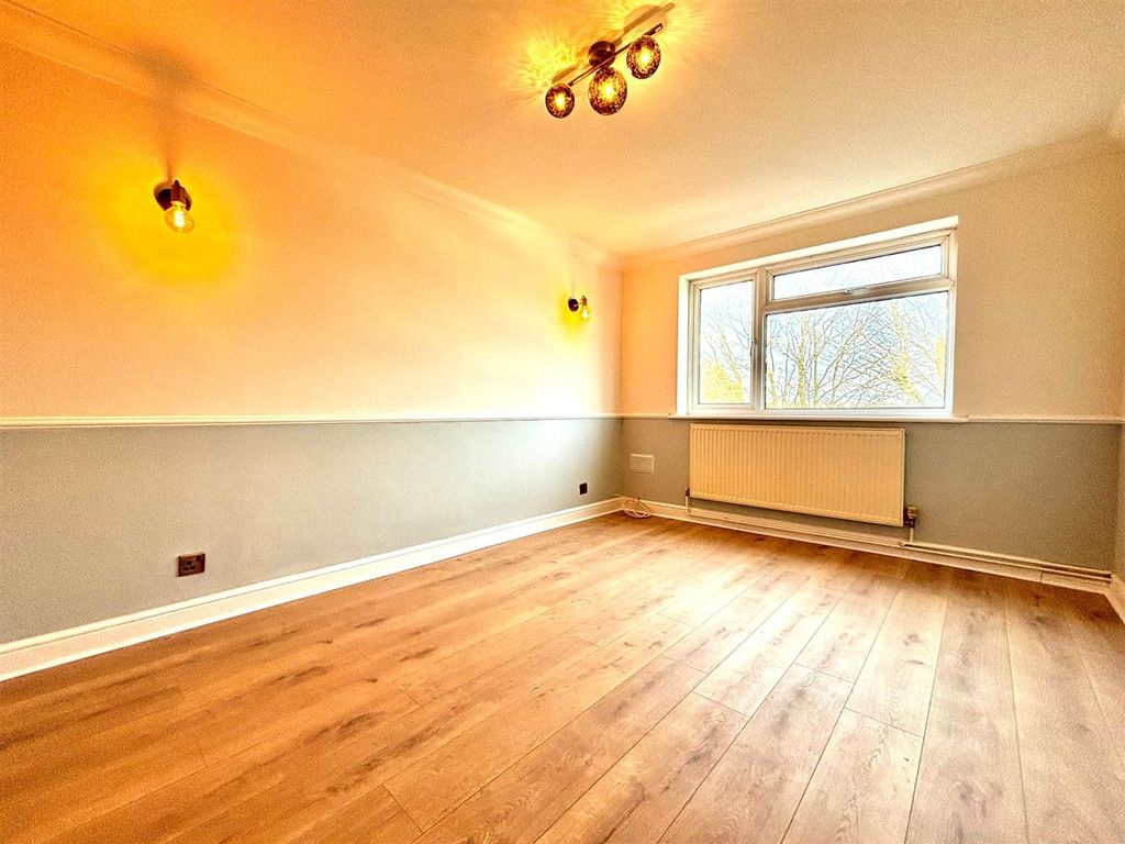 Property photo 2 of 6 Lounge.Jpg