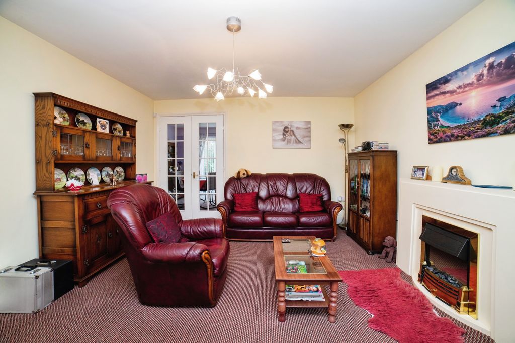 Property photo 3 of 14 Lounge