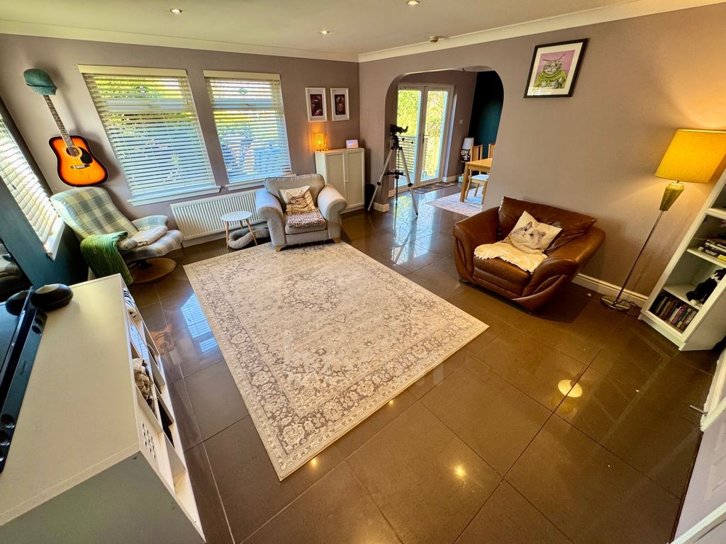 Property photo 2 of 32 Reform Street, Beith Lounge Picture