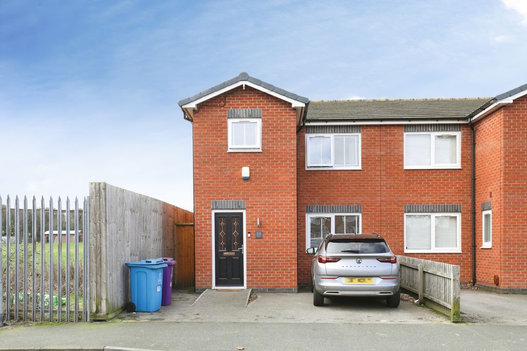 Property photo 1 of 15 Street Scene