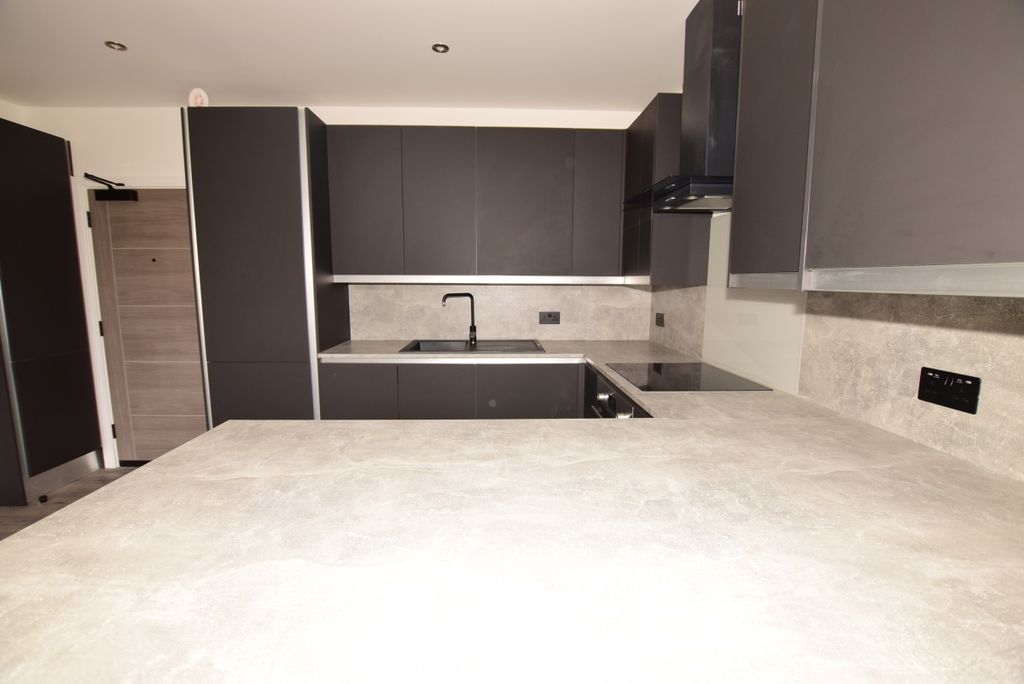 Property photo 3 of 7 Kitchen 2