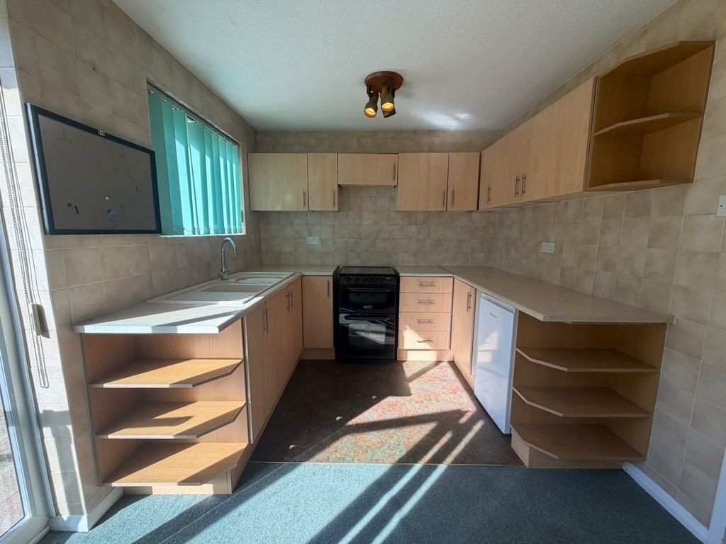 Property photo 3 of 8 Kitchen