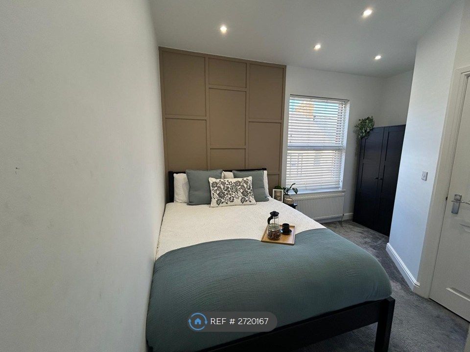 Property photo 3 of 7 Room 5