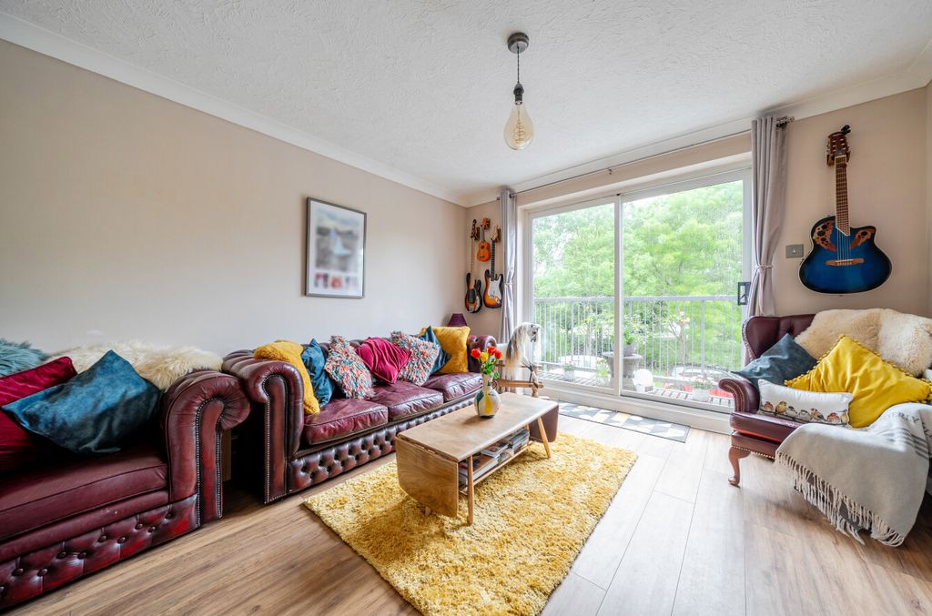 Property photo 3 of 16 1464820-12-6A2Ae0...