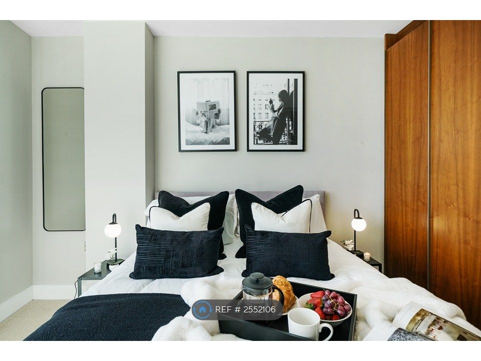 Property photo 2 of 15 The Elegant Bedroom With A Kingsize Bed
