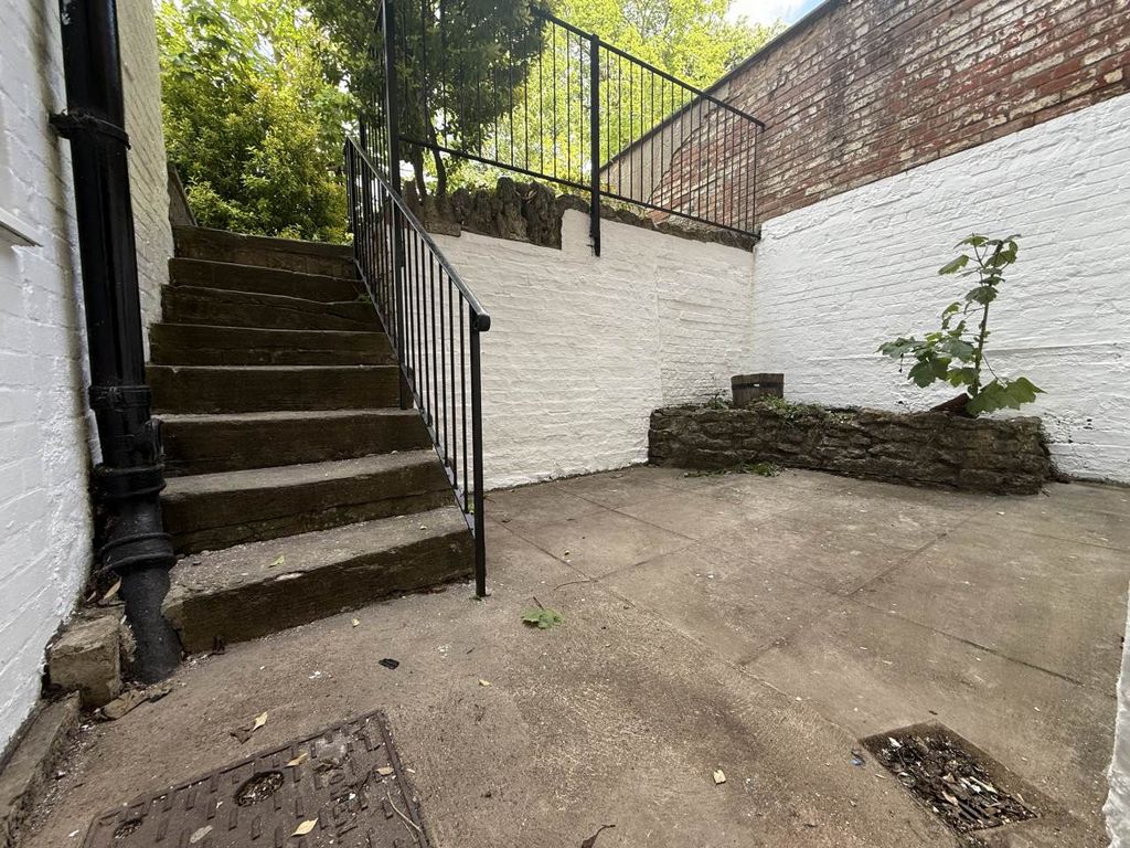 Property photo 2 of 7 Courtyard