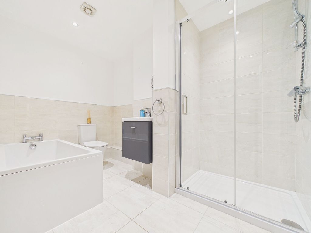 Property photo 3 of 13 Bathroom