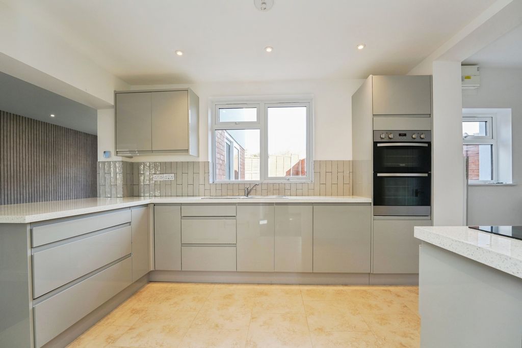 Property photo 3 of 19 Kitchen