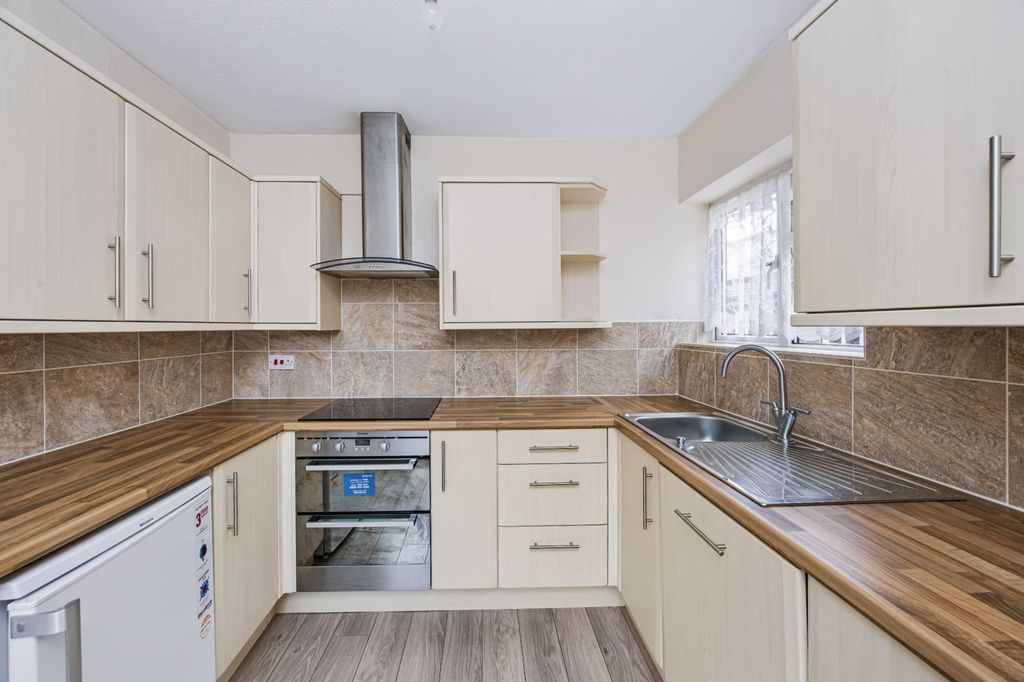 Property photo 3 of 16 Kitchen