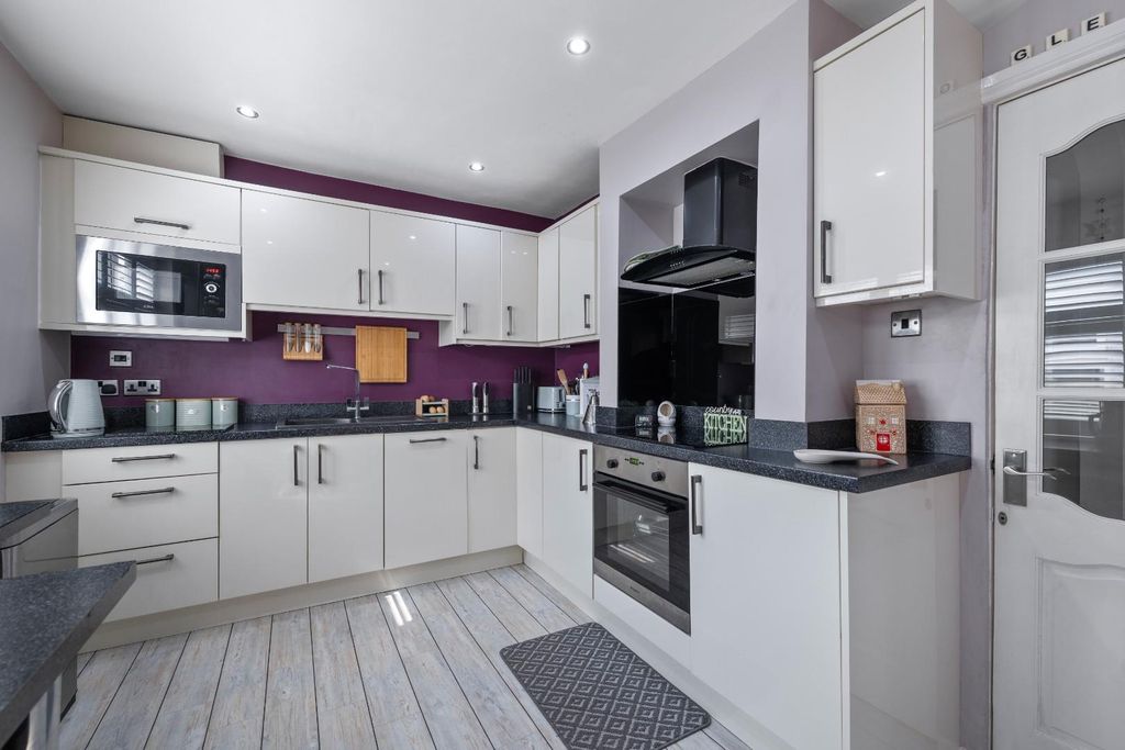 Property photo 3 of 36 Kitchen 01.Jpg