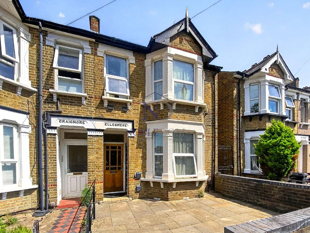 Property photo 1 of 29 Three Bedroom Two Bathroom End Of Terrace House In Hounslow