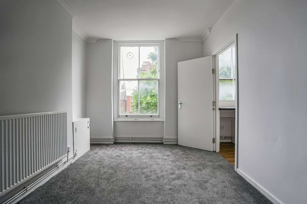 Property photo 3 of 10 9D Tadema Road, London, Sw10 0Nu
