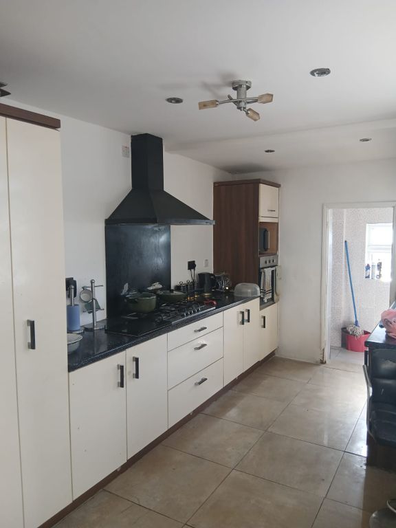 Property photo 3 of 25 Kitchen