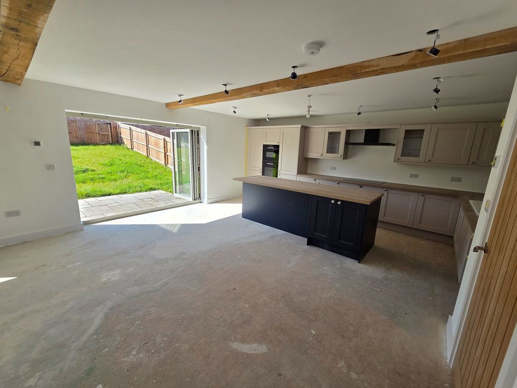 Property photo 2 of 33