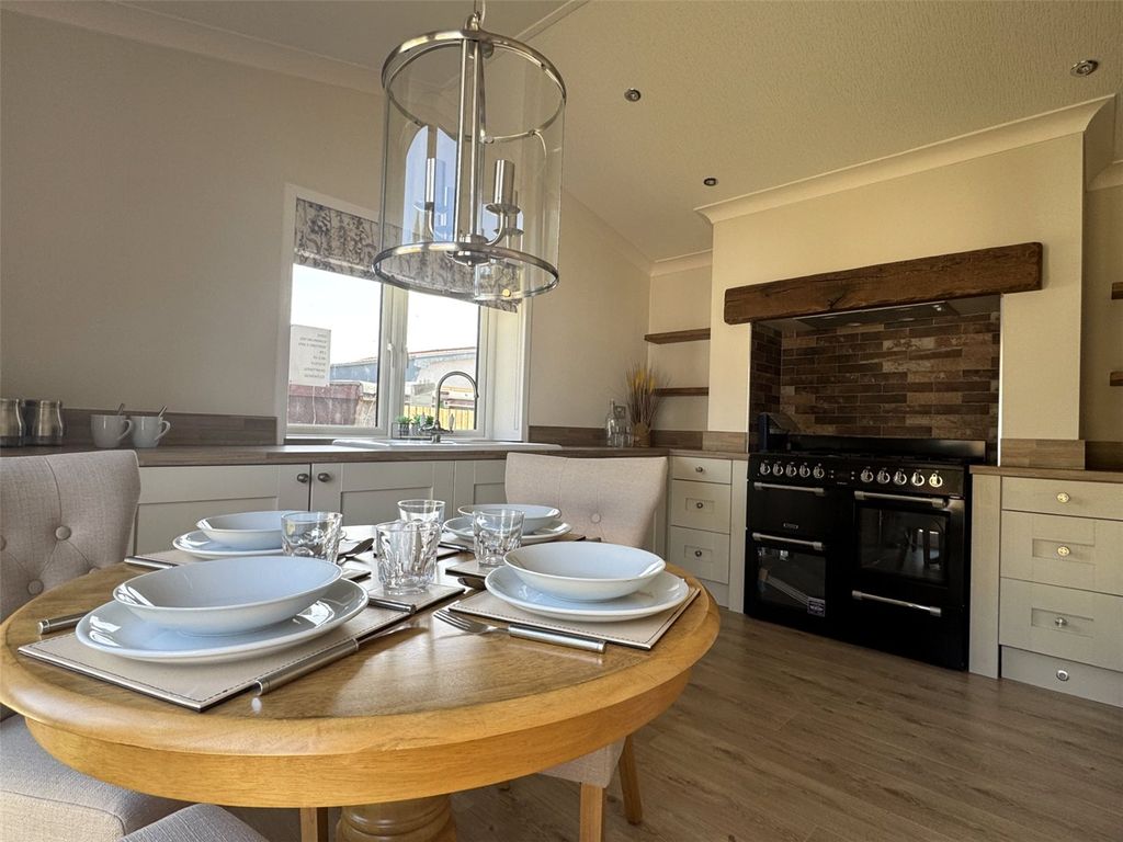 Property photo 2 of 9 Kitchen/Dining Room