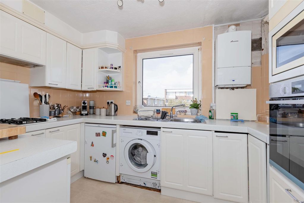 Property photo 3 of 14 Bramber Square_9.Jpg