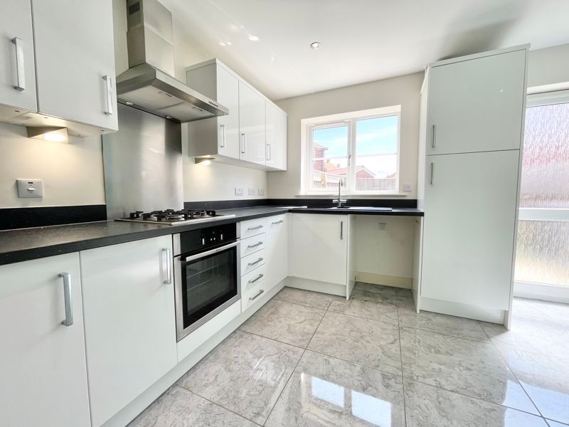 Property photo 3 of 10 Kitchen