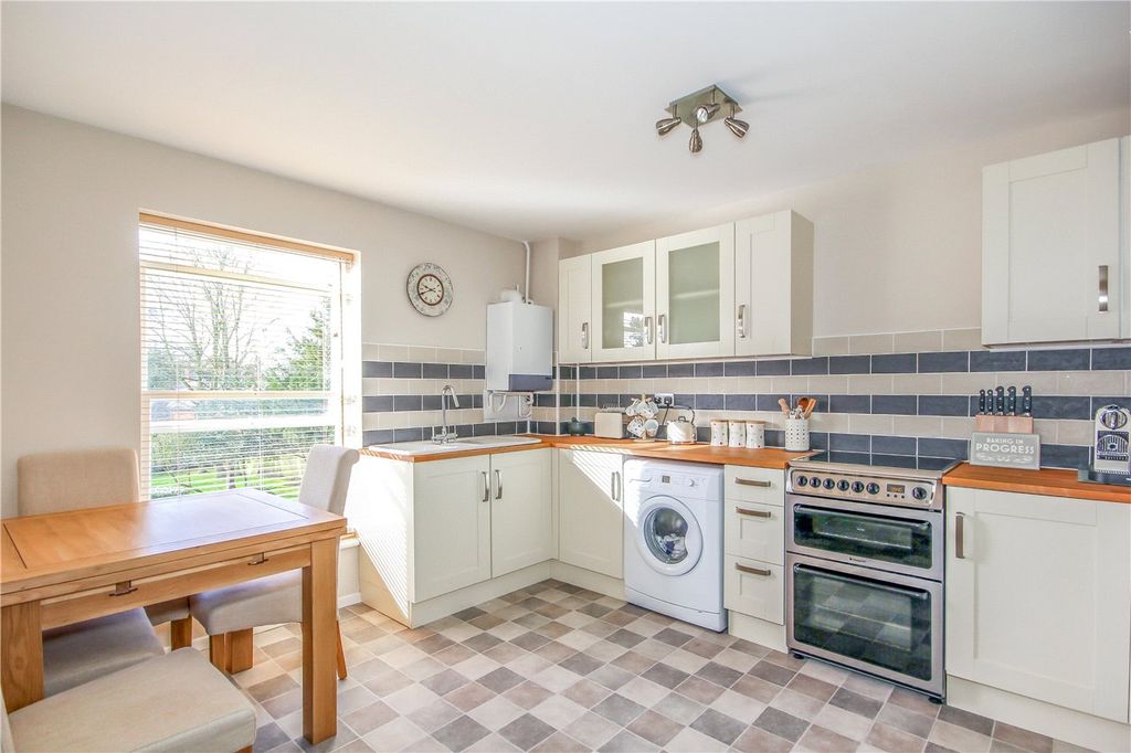 Property photo 3 of 7 Kitchen