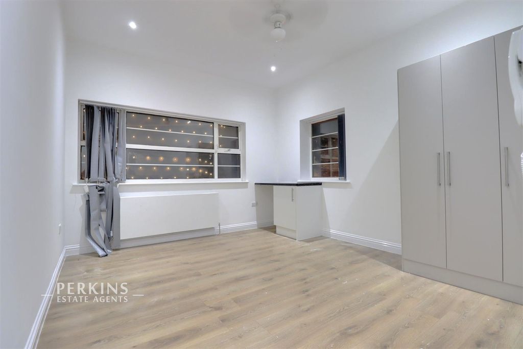 Property photo 2 of 9 Bed 1.Jpg