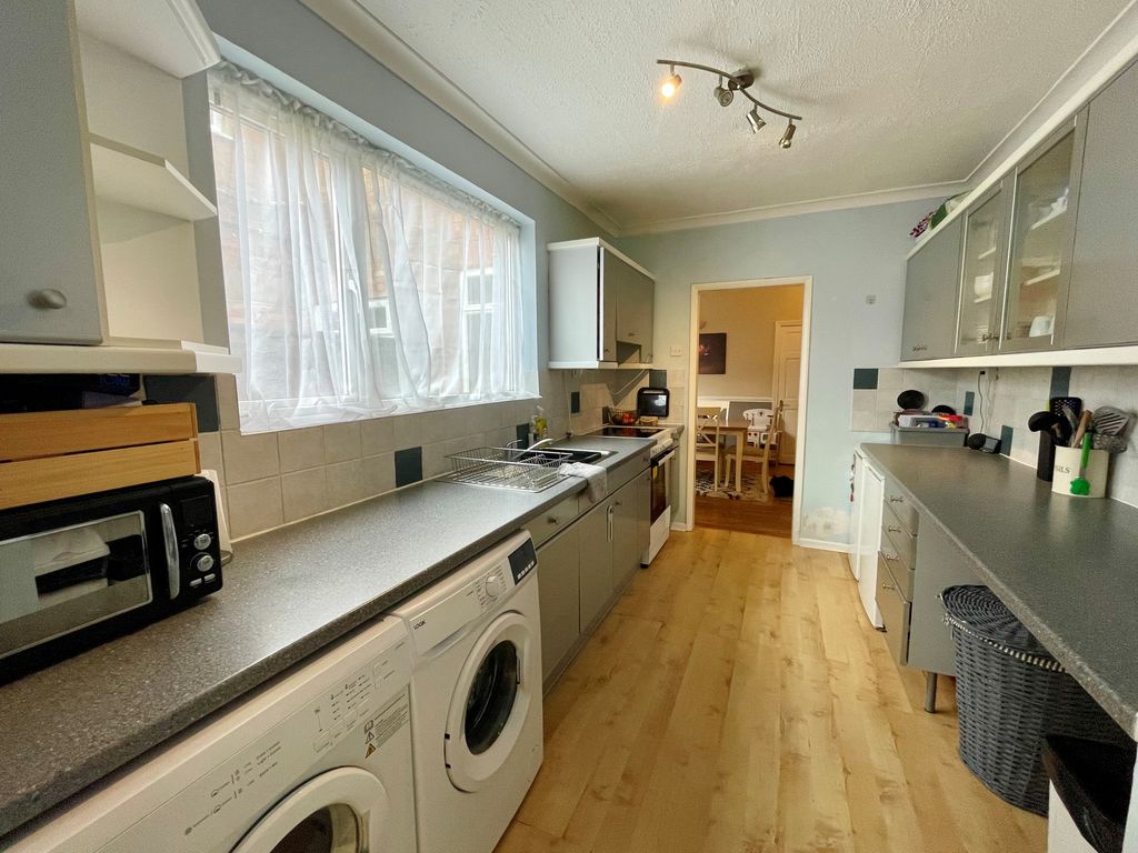 Property photo 3 of 10 Kitchen