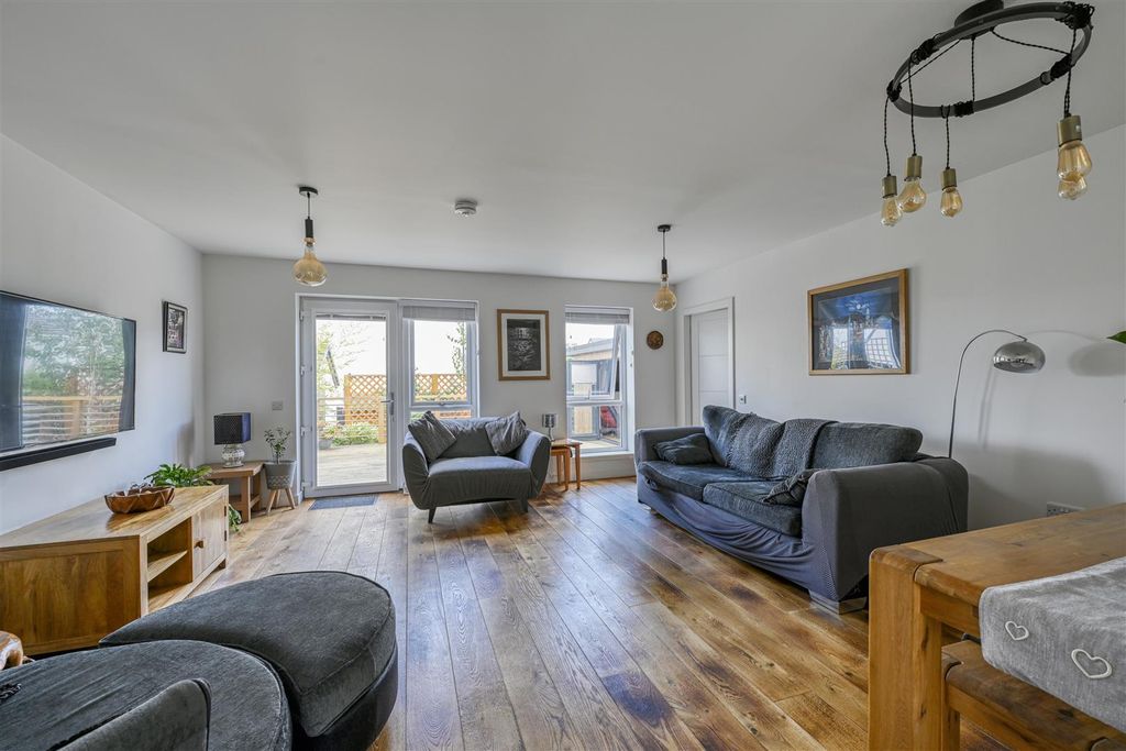 Property photo 2 of 18 Lounge