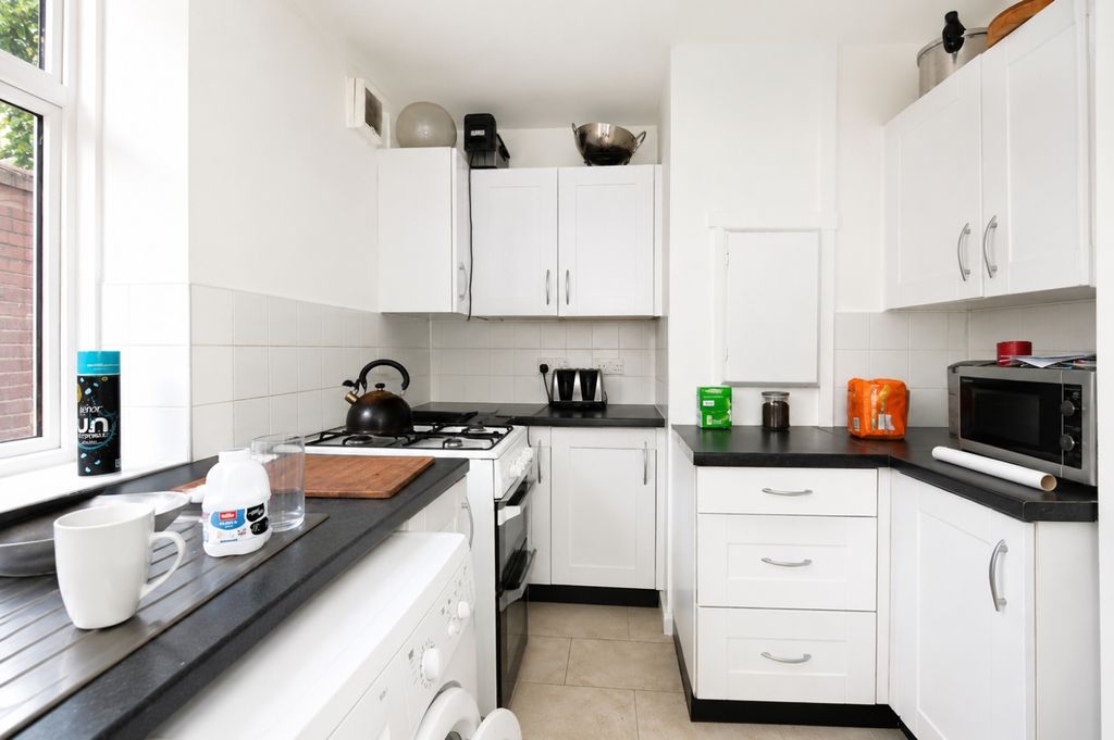 Property photo 3 of 7 Kitchen