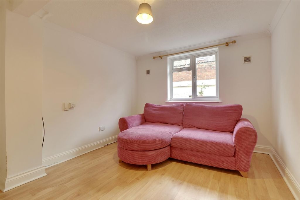 Property photo 3 of 7 66248608-Fbdd-4Feb-Aaf5-F0A730094640_1_201_A.Jpeg