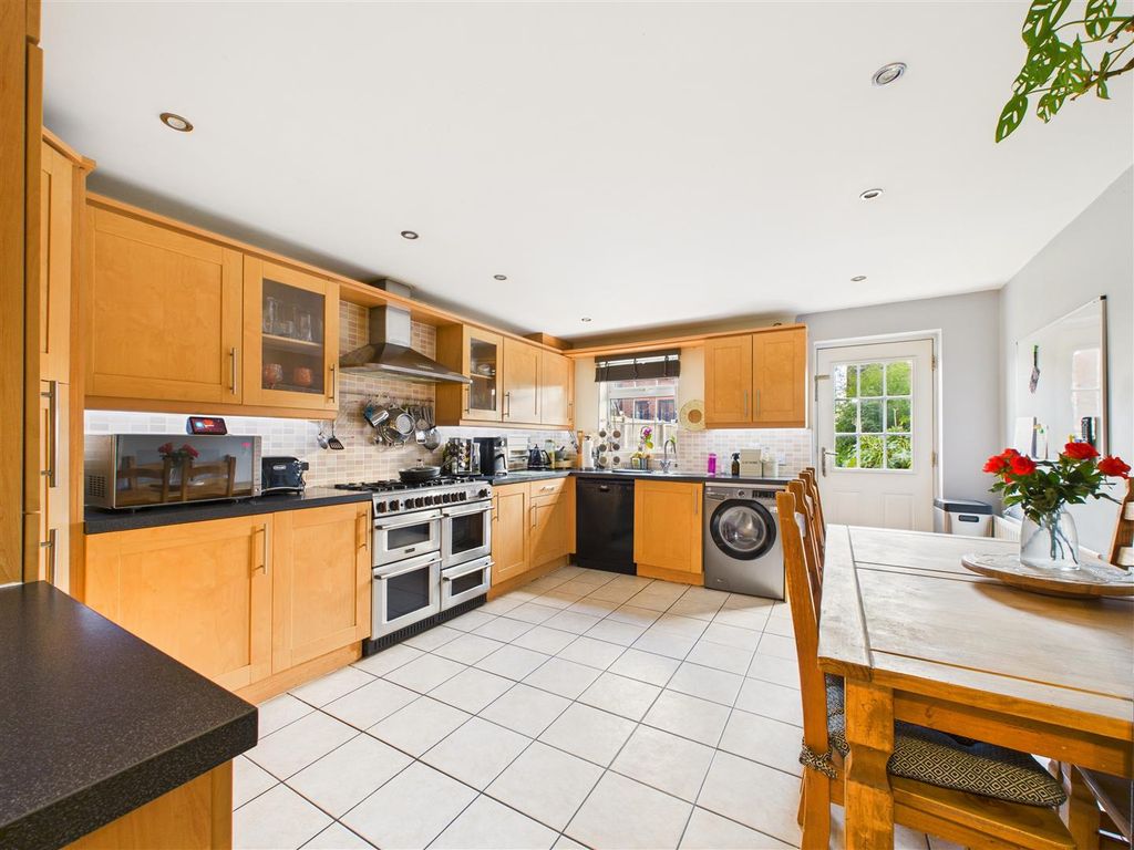 Property photo 2 of 11 Cam03303G0-Pr0292-Still003.Jpg