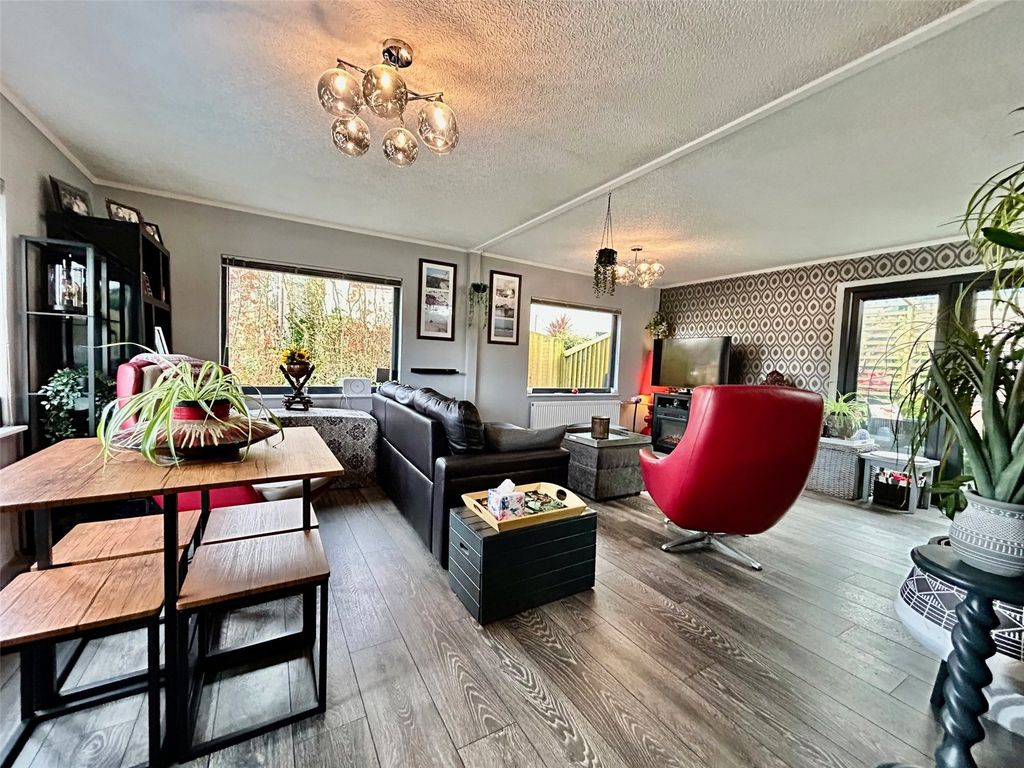 Property photo 2 of 20 Lounge / Dining Area