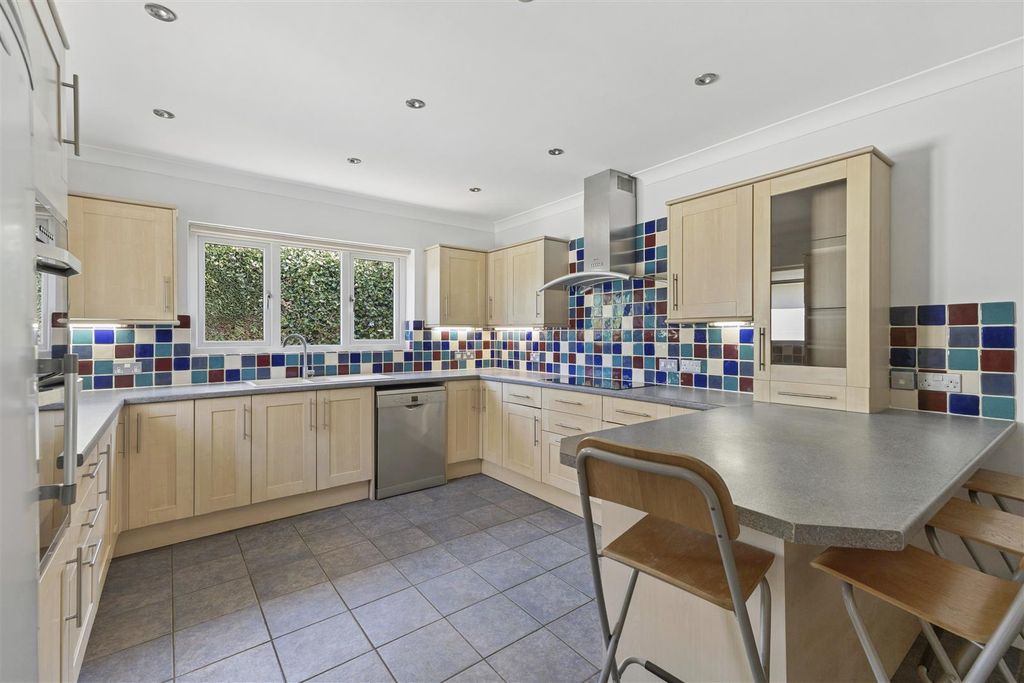 Property photo 3 of 10 Kitchen