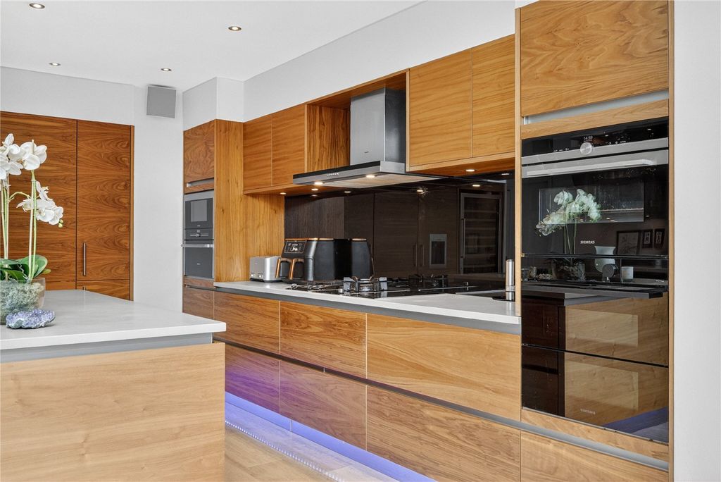 Property photo 3 of 32 Kitchen
